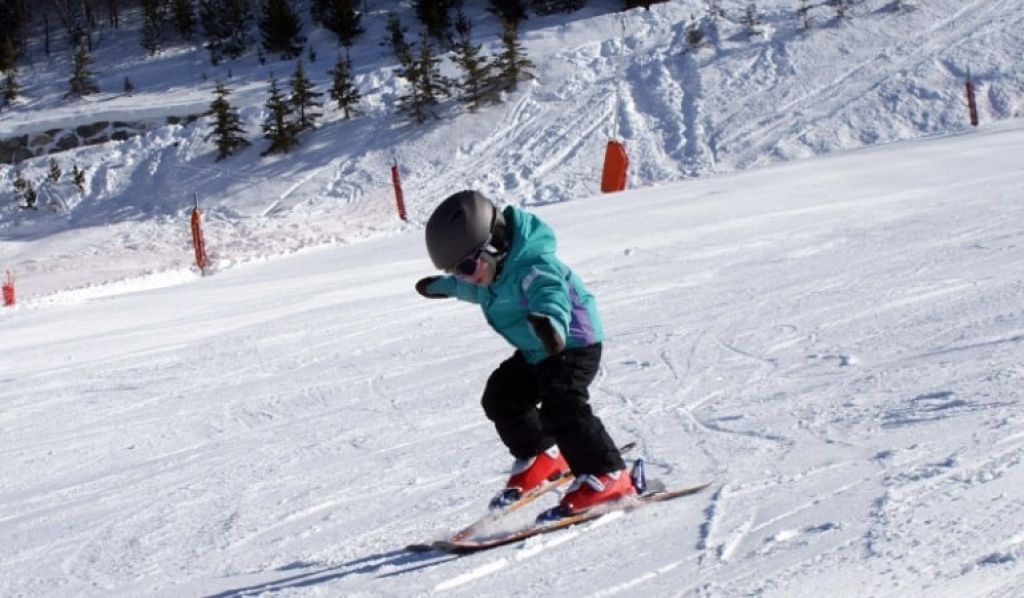Ski 11. Дети на лыжах. Малыши на горных лыжах. Малыш на беговых лыжах. Горные лыжи дети 5-ти лет.
