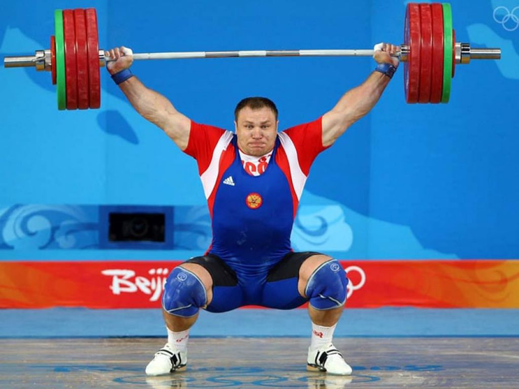 Спортсмены на соревнованиях по тяжелой атлетике поднимают. Оксен Мирзоян тяжелая атлетика.