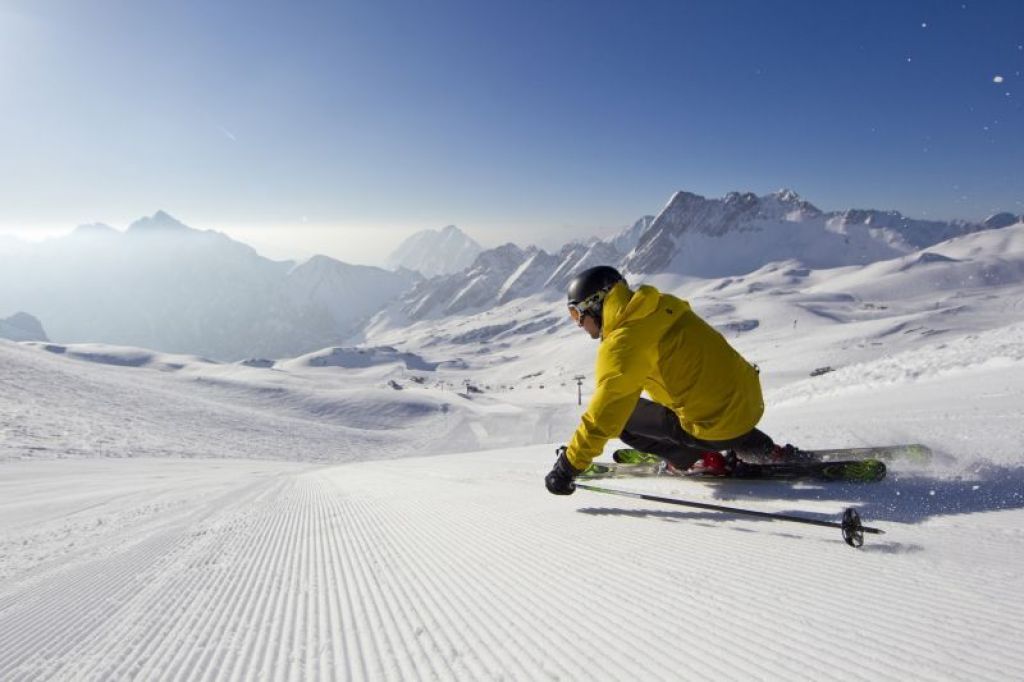 Ski fun. Карвинговые горные лыжи. Катание на горных лыжах. Карвинг лыжи. Фанкарвинг на горных лыжах.