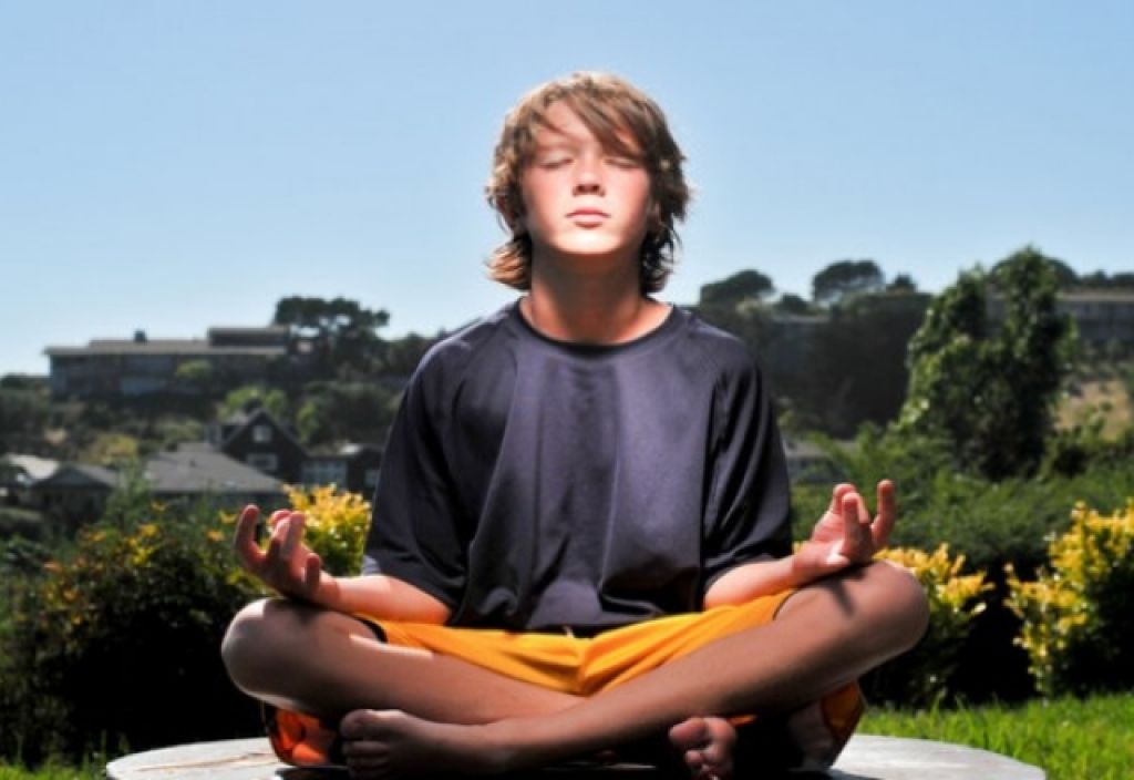 Медитации родители. Подросток медитирует. Медитация для подростков. Медитация подросток. Медитация мальчик.