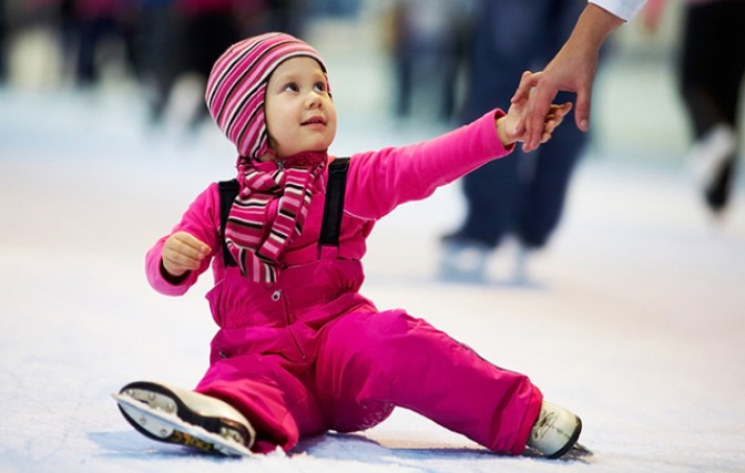 Первые шаги на льду: как научить ребенка кататься на коньках