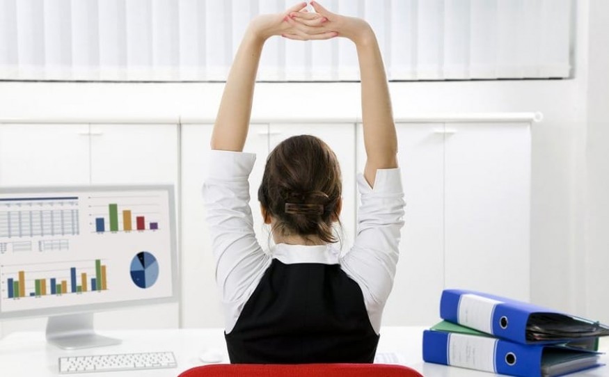 Упражнения для похудения живота и боков сидя на стуле в офисе