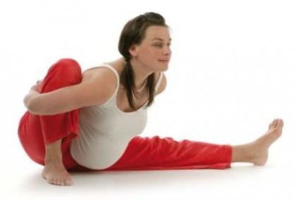 Йога для спины: асаны йоготерапии для позвоночника и домашний комплекс упражнений от боли