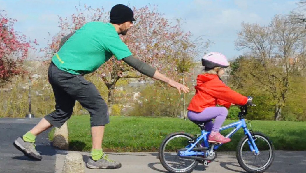 Как обычно учат детей ездить на велосипеде?