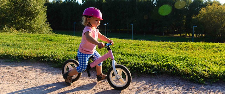 Как научить ребенка кататься на трехколесном велосипеде