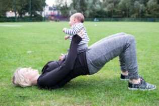 Беби йога для новорожденных: польза и вред