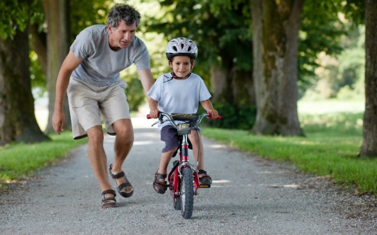 Как научить ребенка ездить на двухколесном велосипеде в лет