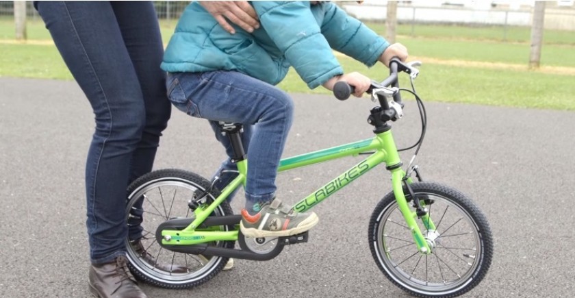 Как научить ребенка ездить на двухколесном велосипеде в лет