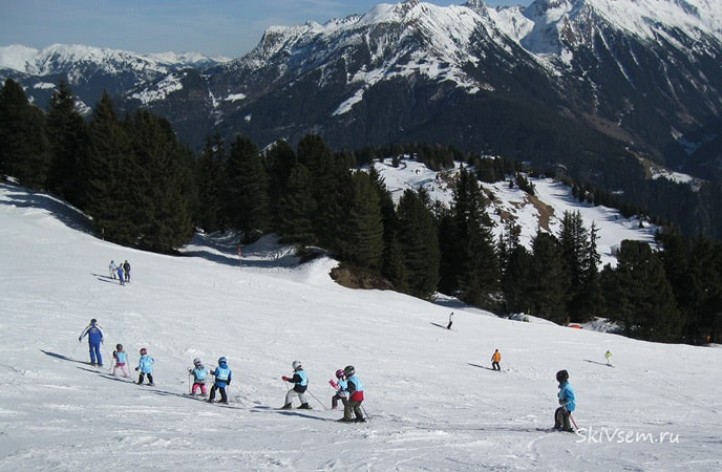 Как выбрать детские горные лыжи по жёсткости